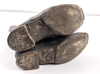 Paar Stiefel für Offiziere. Alter und Herkunft unbekannt. Ungereinigtes Paar, Sohlenlänge 31,5cm