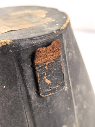 Kaiserreich und 1. Weltkrieg, Koffer für eine Pickelhaube, defektes Stück