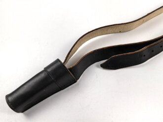 Bandolier für einen Fahnenträger, schwarzes Leder mit hellem Unterfutter. Unmarkiert, vermutlich für Kriegerverein oder ähnliches.