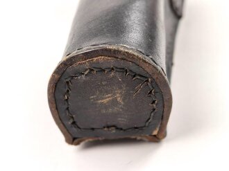 Bandolier für einen Fahnenträger, schwarzes Leder mit hellem Unterfutter. Unmarkiert, vermutlich für Kriegerverein oder ähnliches.