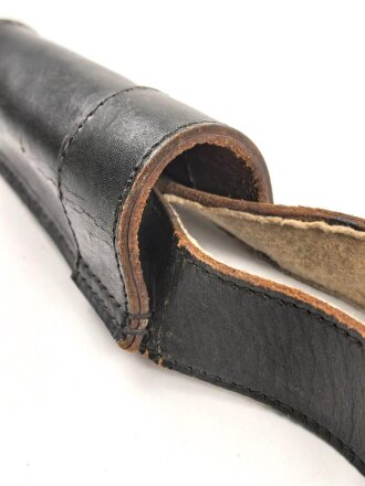 Bandolier für einen Fahnenträger, schwarzes Leder mit hellem Unterfutter. Unmarkiert, vermutlich für Kriegerverein oder ähnliches.