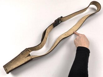 Bandolier für einen Fahnenträger, schwarzes Leder mit hellem Unterfutter. Unmarkiert, vermutlich für Kriegerverein oder ähnliches.