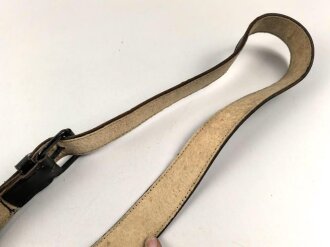 Bandolier für einen Fahnenträger, schwarzes Leder mit hellem Unterfutter. Unmarkiert, vermutlich für Kriegerverein oder ähnliches.