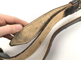 Bandolier für einen Fahnenträger, schwarzes Leder mit hellem Unterfutter. Unmarkiert, vermutlich für Kriegerverein oder ähnliches.