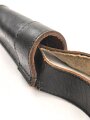 Bandolier für einen Fahnenträger, schwarzes Leder mit hellem Unterfutter. Unmarkiert, vermutlich für Kriegerverein oder ähnliches.