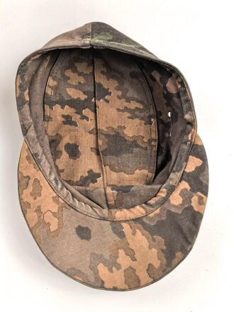 Tarnfeldmütze für Angehörige der Waffen SS. Kopfgrösse gemessen 57 1/2. Neuzeitliche Sammleranfertigung, Einzelstück aus Sammlungsauflösung