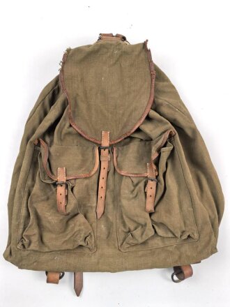Rucksack Wehrmacht, gebrauchtes Stück, die schweren Trageriemen waren vermutlich ursprünglich für etwas anderes gedacht. Typische zusammenstellunf von allem was noch da war zum Ende des Krieges hin.