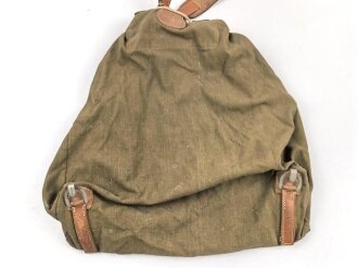 Rucksack Wehrmacht, gebrauchtes Stück, die schweren Trageriemen waren vermutlich ursprünglich für etwas anderes gedacht. Typische zusammenstellunf von allem was noch da war zum Ende des Krieges hin.