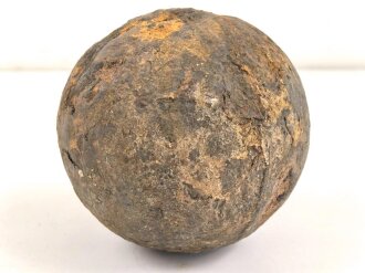 Kanonenkugel aus Eisen, Durchmesser etwa 14cm. Alter und Herkunft unbekannt. Wiegt etwa 11 kg