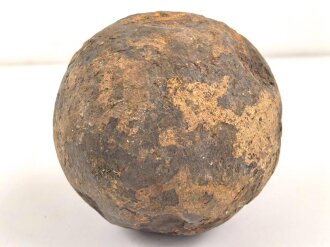 Kanonenkugel aus Eisen, Durchmesser etwa 14cm. Alter und Herkunft unbekannt. Wiegt etwa 11 kg