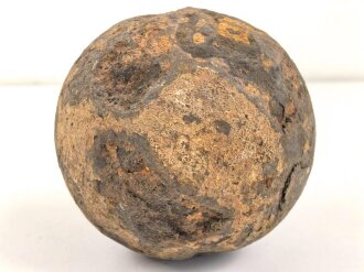 Kanonenkugel aus Eisen, Durchmesser etwa 14cm. Alter und Herkunft unbekannt. Wiegt etwa 11 kg