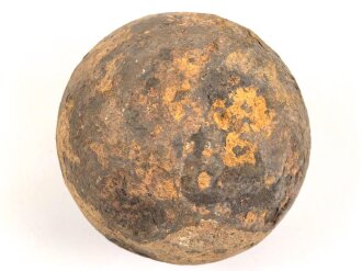 Kanonenkugel aus Eisen, Durchmesser etwa 14cm. Alter und Herkunft unbekannt. Wiegt etwa 11 kg