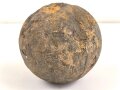 Kanonenkugel aus Eisen, Durchmesser etwa 14cm. Alter und Herkunft unbekannt. Wiegt etwa 11 kg