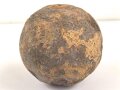 Kanonenkugel aus Eisen, Durchmesser etwa 14cm. Alter und Herkunft unbekannt. Wiegt etwa 11 kg