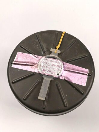 Bundeswehr, Gasmaskenfilter / Filtereinsatz FE 55 von AUER. Originallack, ungereinigt