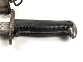 U.S. Army  2.Weltkrieg, Seitengewehr für M 1 Garand . Hersteller UC, datiert 1943. Ungereinigtes Stück, oberer Scheidenbeschlag leicht verbogen