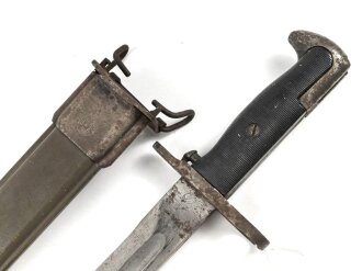 U.S. Army  2.Weltkrieg, Seitengewehr für M 1 Garand . Hersteller UC, datiert 1943. Ungereinigtes Stück, oberer Scheidenbeschlag leicht verbogen