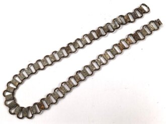 Tragekette für einen Ringkragen aus der Zeit des 2. Weltkrieg. Eisen, ungereinigt. Passend für zum Beispiel Feldgendarmerie, Bahnhofswache usw. Gesamtlänge 59cm