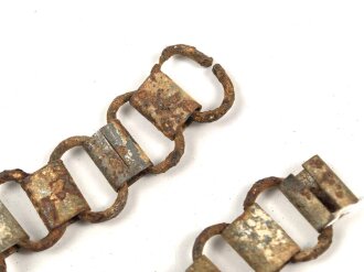 Tragekette für einen Ringkragen aus der Zeit des 2. Weltkrieg. Eisen, ungereinigt. Passend für zum Beispiel Feldgendarmerie, Bahnhofswache usw. Gesamtlänge 59cm