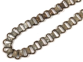 Tragekette für einen Ringkragen aus der Zeit des 2. Weltkrieg. Eisen, ungereinigt. Passend für zum Beispiel Feldgendarmerie, Bahnhofswache usw. Gesamtlänge 58cm