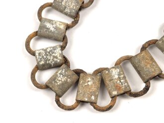 Tragekette für einen Ringkragen aus der Zeit des 2. Weltkrieg. Eisen, ungereinigt. Passend für zum Beispiel Feldgendarmerie, Bahnhofswache usw. Gesamtlänge 58cm