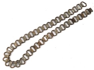 Tragekette für einen Ringkragen aus der Zeit des 2. Weltkrieg. Eisen, ungereinigt. Passend für zum Beispiel Feldgendarmerie, Bahnhofswache usw. Gesamtlänge 58cm