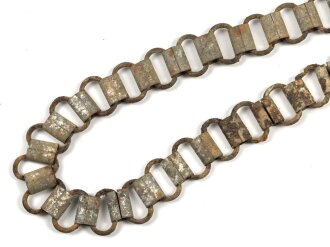 Tragekette für einen Ringkragen aus der Zeit des 2. Weltkrieg. Eisen, ungereinigt. Passend für zum Beispiel Feldgendarmerie, Bahnhofswache usw. Gesamtlänge 58cm