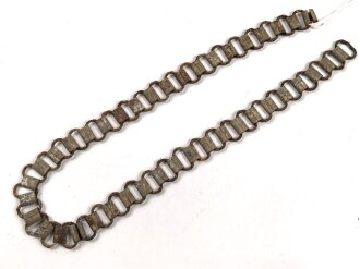 Tragekette für einen Ringkragen aus der Zeit des 2. Weltkrieg. Eisen, ungereinigt. Passend für zum Beispiel Feldgendarmerie, Bahnhofswache usw. Gesamtlänge 60cm