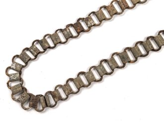 Tragekette für einen Ringkragen aus der Zeit des 2. Weltkrieg. Eisen, ungereinigt. Passend für zum Beispiel Feldgendarmerie, Bahnhofswache usw. Gesamtlänge 60cm