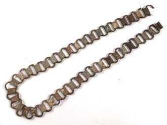 Tragekette für einen Ringkragen aus der Zeit des 2. Weltkrieg. Eisen, ungereinigt. Passend für zum Beispiel Feldgendarmerie, Bahnhofswache usw. Gesamtlänge 58cm