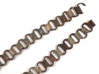 Tragekette für einen Ringkragen aus der Zeit des 2. Weltkrieg. Eisen, ungereinigt. Passend für zum Beispiel Feldgendarmerie, Bahnhofswache usw. Gesamtlänge 58cm