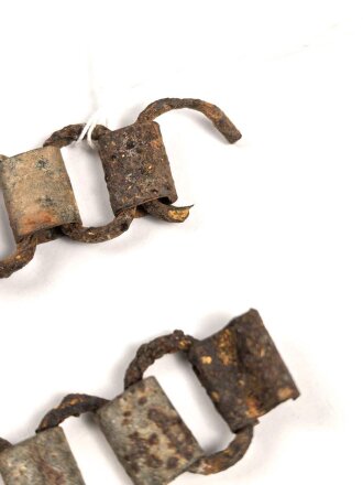 Tragekette für einen Ringkragen aus der Zeit des 2. Weltkrieg. Eisen, ungereinigt. Passend für zum Beispiel Feldgendarmerie, Bahnhofswache usw. Gesamtlänge 58cm