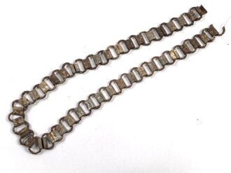 Tragekette für einen Ringkragen aus der Zeit des 2. Weltkrieg. Eisen, ungereinigt. Passend für zum Beispiel Feldgendarmerie, Bahnhofswache usw. Gesamtlänge 58cm