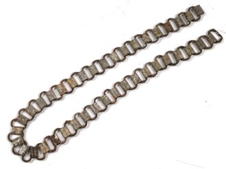 Tragekette für einen Ringkragen aus der Zeit des 2. Weltkrieg. Eisen, ungereinigt. Passend für zum Beispiel Feldgendarmerie, Bahnhofswache usw. Gesamtlänge 57cm