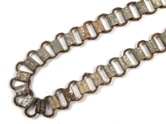 Tragekette für einen Ringkragen aus der Zeit des 2. Weltkrieg. Eisen, ungereinigt. Passend für zum Beispiel Feldgendarmerie, Bahnhofswache usw. Gesamtlänge 57cm