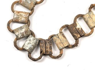 Tragekette für einen Ringkragen aus der Zeit des 2. Weltkrieg. Eisen, ungereinigt. Passend für zum Beispiel Feldgendarmerie, Bahnhofswache usw. Gesamtlänge 57cm