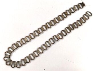 Tragekette für einen Ringkragen aus der Zeit des 2. Weltkrieg. Eisen, ungereinigt. Passend für zum Beispiel Feldgendarmerie, Bahnhofswache usw. Gesamtlänge 60cm