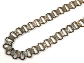 Tragekette für einen Ringkragen aus der Zeit des 2. Weltkrieg. Eisen, ungereinigt. Passend für zum Beispiel Feldgendarmerie, Bahnhofswache usw. Gesamtlänge 60cm
