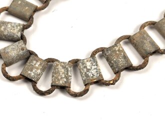 Tragekette für einen Ringkragen aus der Zeit des 2. Weltkrieg. Eisen, ungereinigt. Passend für zum Beispiel Feldgendarmerie, Bahnhofswache usw. Gesamtlänge 60cm