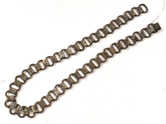 Tragekette für einen Ringkragen aus der Zeit des 2. Weltkrieg. Eisen, ungereinigt. Passend für zum Beispiel Feldgendarmerie, Bahnhofswache usw. Gesamtlänge 60cm