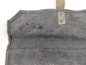 Wehrmacht, Beutel für Gewehrgranaten . Dunkelblaues, ungebrauchtes Stück mit  Lagerspuren, ungereinigt