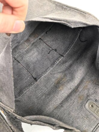 Wehrmacht, Beutel für Gewehrgranaten . Dunkelblaues, ungebrauchtes Stück mit  Lagerspuren, ungereinigt
