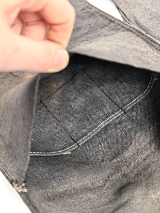 Wehrmacht, Beutel für Gewehrgranaten . Dunkelblaues, ungebrauchtes Stück mit  Lagerspuren, ungereinigt