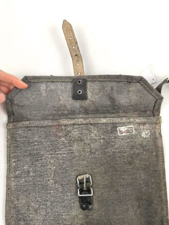 Wehrmacht, Beutel für Gewehrgranaten . Graue Ausführung datiert 1942, ungebrauchtes Stück mit  Lagerspuren, ungereinigt