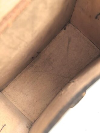 Lederne Tasche Wehrmacht datiert 1936. Kann ich leider nicht zuordnen