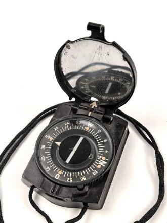 Marschkompass Wehrmacht, dunkelbraune Preßmasse, ohne Herstellerkennzeichnung.