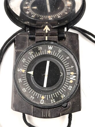 Marschkompass Wehrmacht, dunkelbraune Preßmasse, ohne Herstellerkennzeichnung.