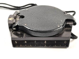 Marschkompass Wehrmacht, dunkelbraune Preßmasse, ohne Herstellerkennzeichnung.