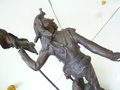 Frankreich, Figur Dragoner um Jahrhundertwende, wohl Schleuderguss auf Holzsockel, Höhe 55cm, ungereinigtes Stück, sehr Dekorativ