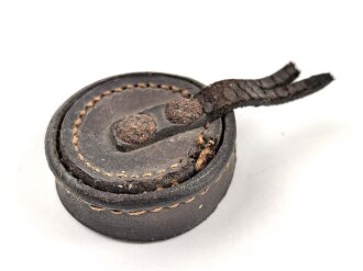 Lederne Schutzkappe für ein Zielfernrohr. Innendurchmesser 31,5mm, Alter und Herkunft unbekannt